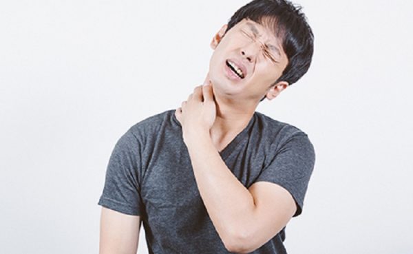 頭痛や吐き気を引き起こす！肩こり・首こりの改善方法