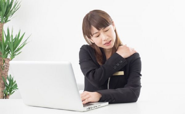 デスクワーカー必見！肩こりの予防に肩へ負担をかけない椅子の選び方