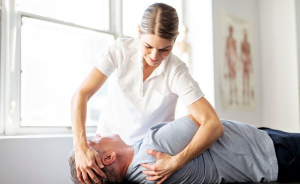 整体で猫背は治る？猫背矯正をする5つのメリット＆整体院の選び方