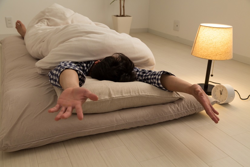 寝すぎ 背中が痛い 寝たら痛い背中と体の直し方，仰向けに寝ると肩甲骨痛い理由と治し方，