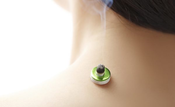 【初心者向け】お灸で肩こりを解消したいなら、すえるべき場所は手足のツボ