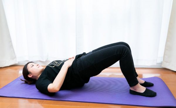 話題の「腸もみ」で便秘スッキリ！その効果や注意点を専門家が解説します