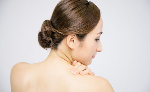 簡単に自分でつぼ押しできる！頭痛をともなう肩こり改善のツボ4選