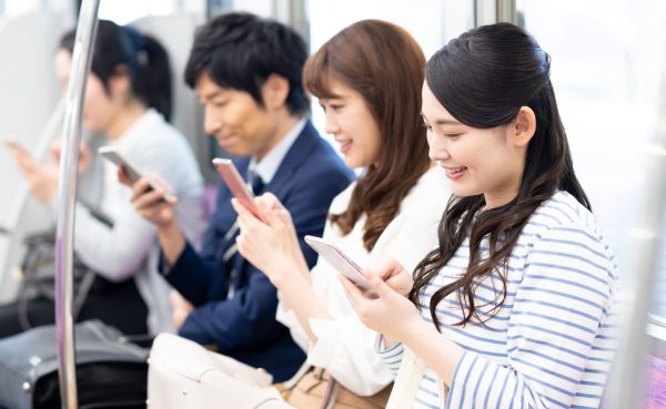 「スマホ首」が急増中!? その首・肩のこり、うつむき姿勢が原因かも
