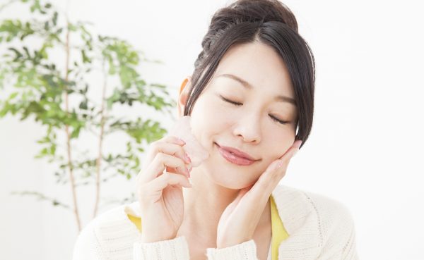 痛くないむくみ解消法！芸能人級の小顔になる正しいかっさの使い方