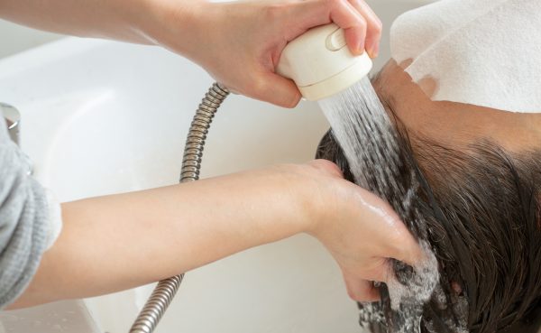 炭酸ヘッドスパの施術シーン