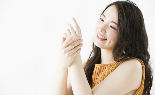 手をマッサージする女性