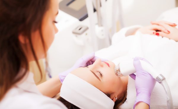 光フェイシャルを受けている女性